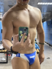 健壮的泳裤小哥（一）