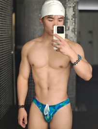 健壮的泳裤帅哥