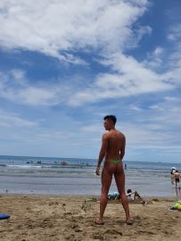 所以你会穿丁字泳裤去海边吗？