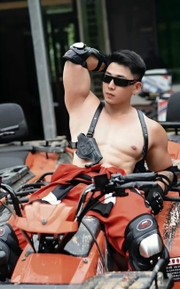 酷酷的肌肉机车帅哥