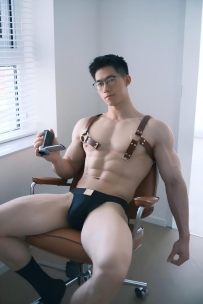 极品肩带肌肉帅哥