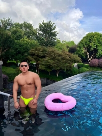 性感的荧光色泳裤