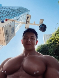 黑皮体育帅哥，乳钉太性感了！