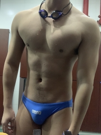 健壮的泳裤小哥（四）