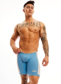 实力不俗的白人泳裤帅哥