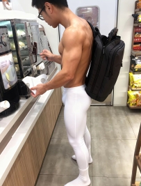 性感的白衣骑行服帅哥