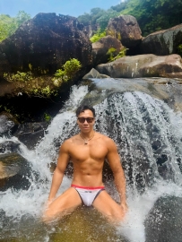 戏水的大鸟哥哥